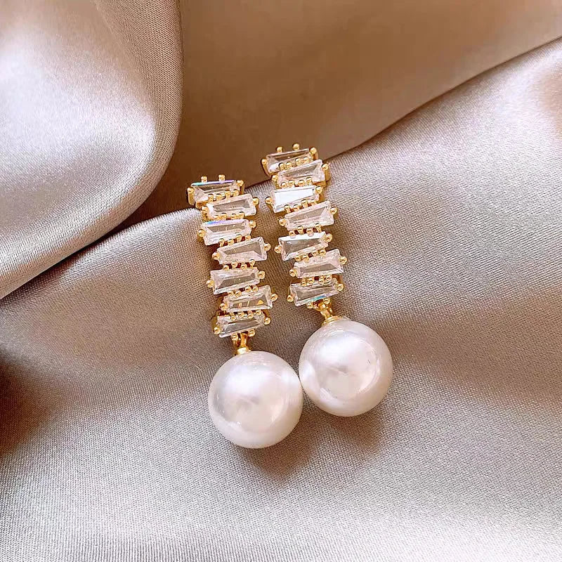 2024 New French Fashion Earrings Women's Crystal White Stone Exquisite Imitation Bead Earrings